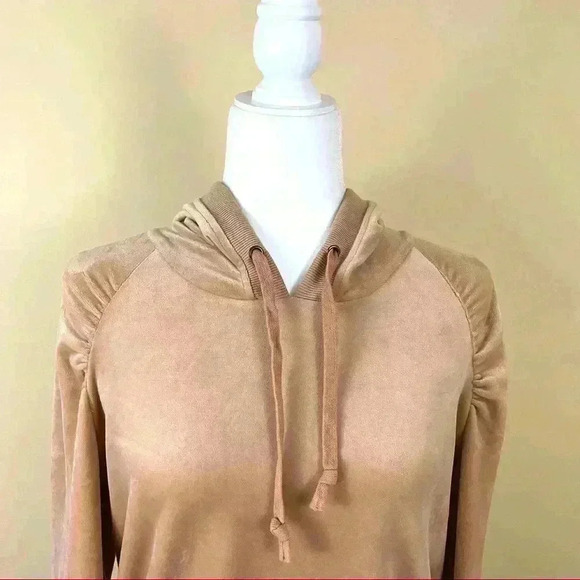 Jane and Delancey Tan Velvet Rouged Shoulder Long Sleeve Hoodie Size M - Picture 3 of 12